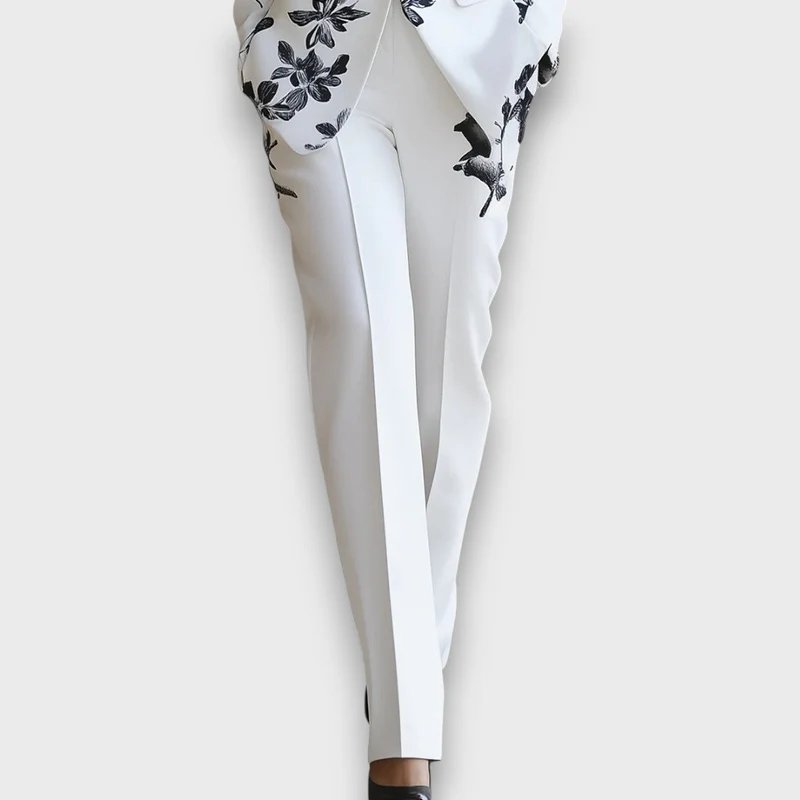 Meliora – Weißer Hosenanzug mit floralen Details