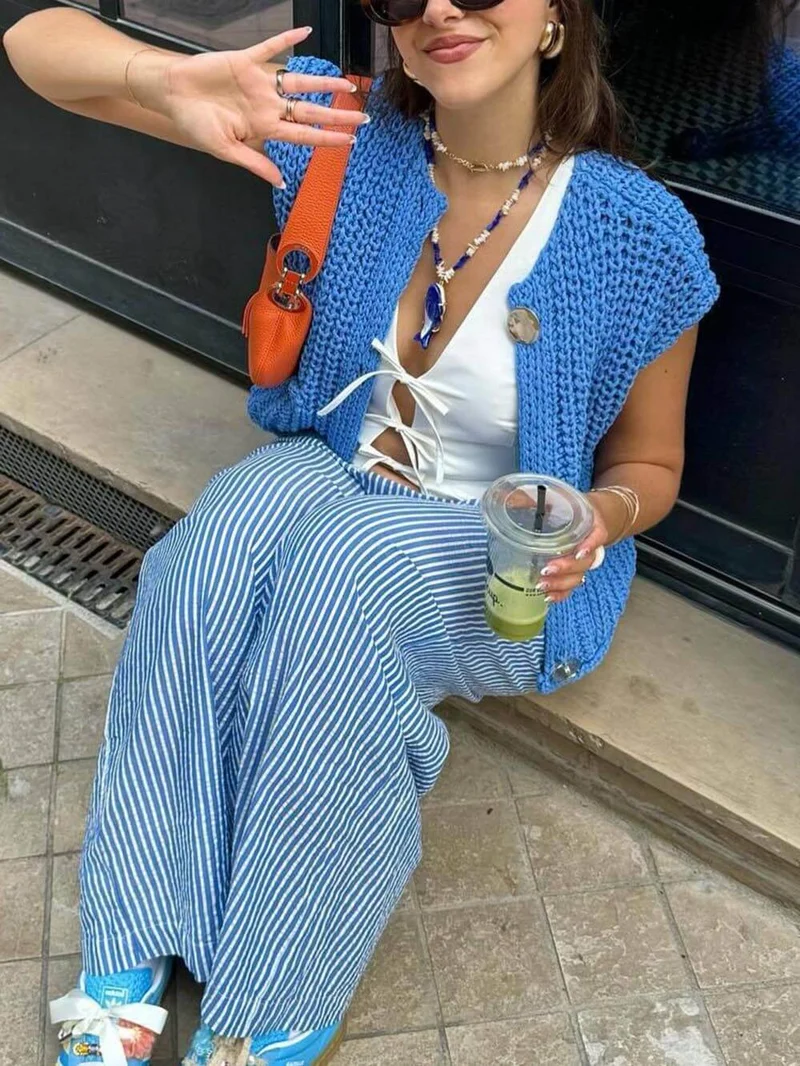 Eleganter ärmelloser, cropped Strickcardigan mit Taschen