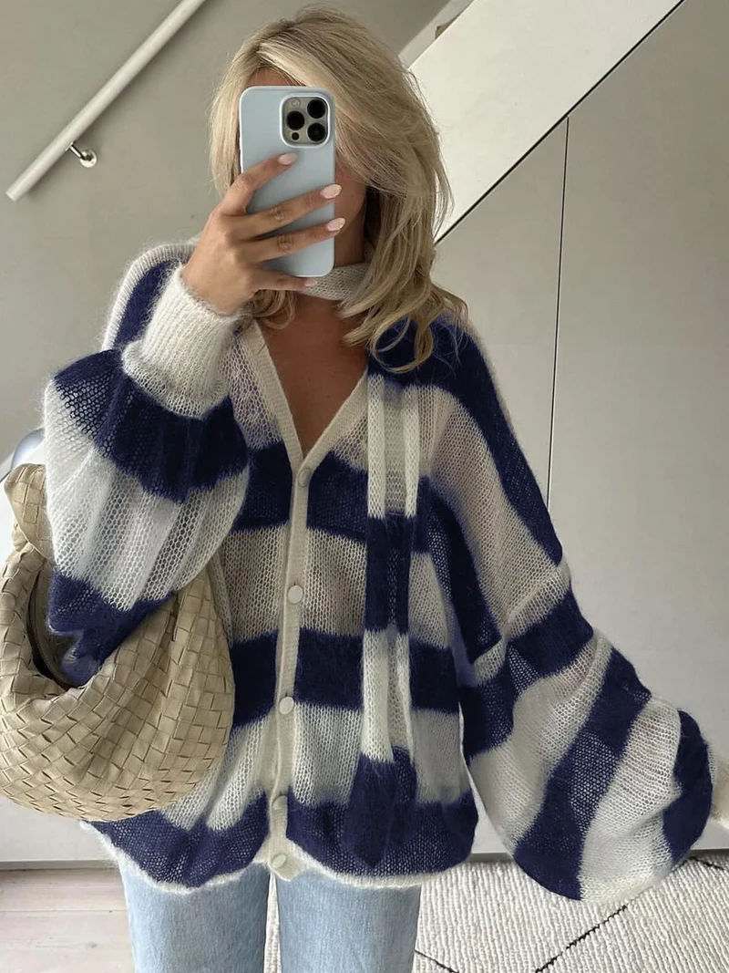 Gemütlicher gestreifter Strickcardigan
