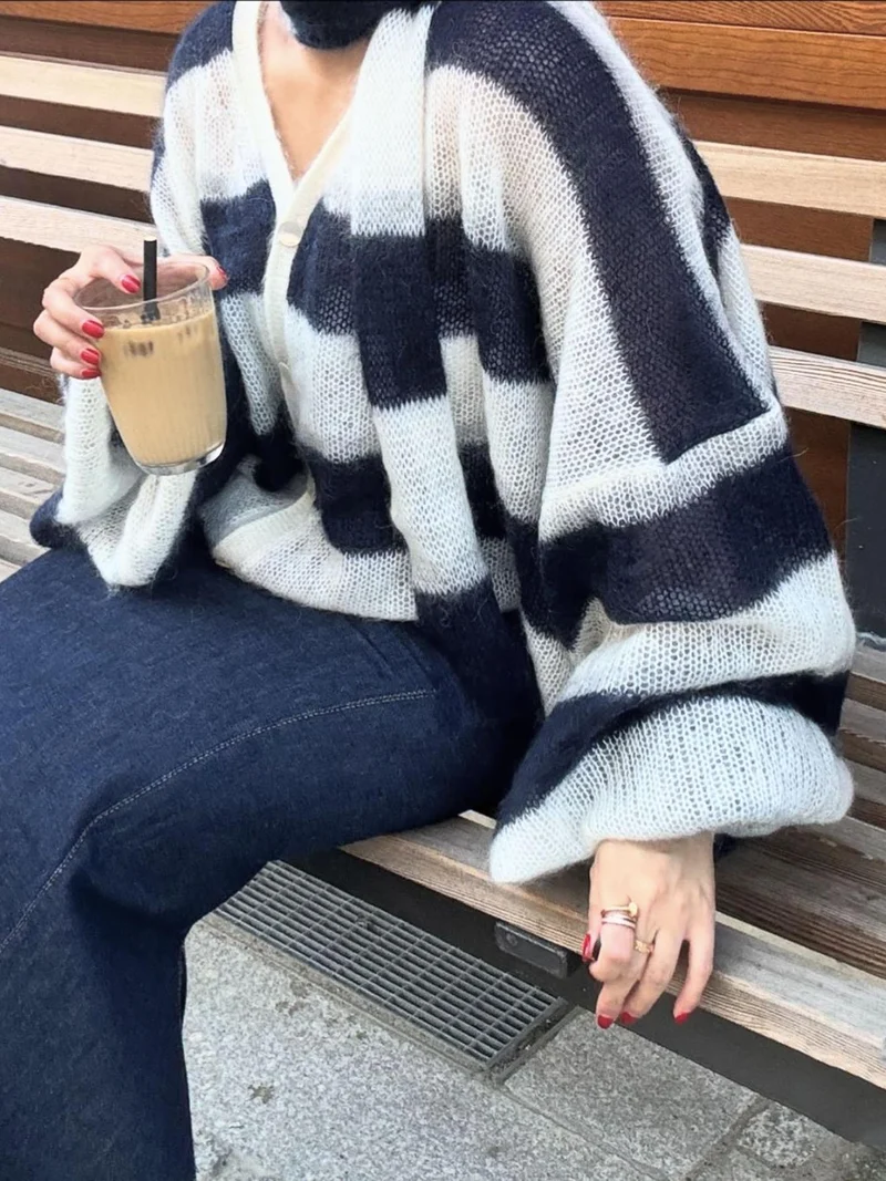 Gemütlicher gestreifter Strickcardigan