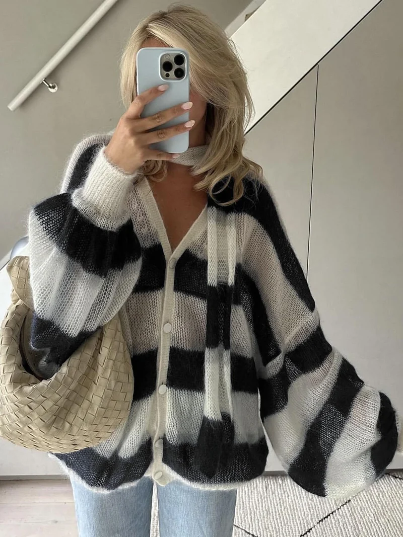 Gemütlicher gestreifter Strickcardigan