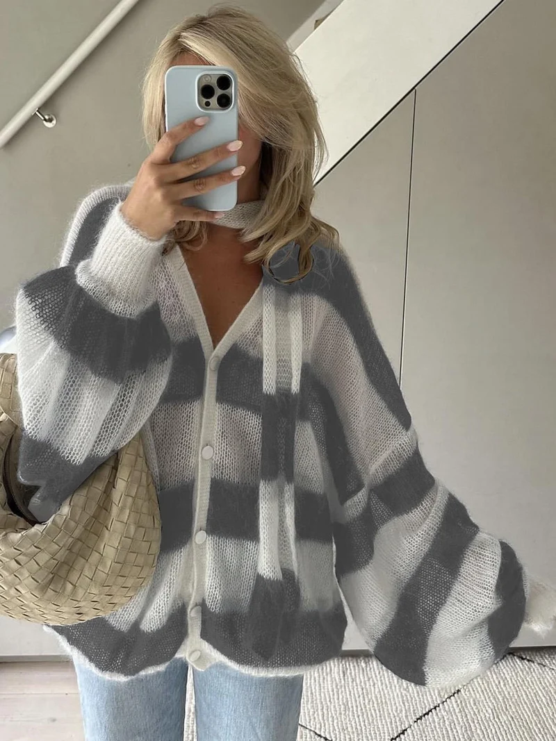 Gemütlicher gestreifter Strickcardigan