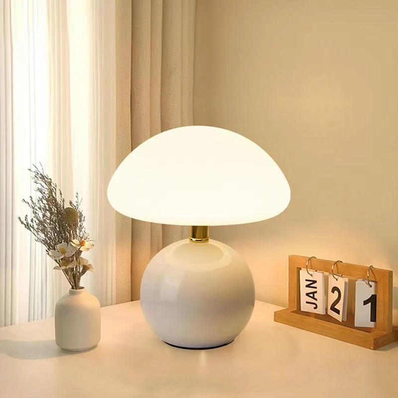 Französische Creme Tischlampe mit LED-Beleuchtung – Einstellbare Farben, Keramik, Durchmesser 20 cm, Höhe 22 cm