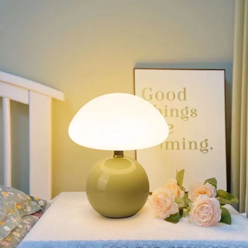 Französische Creme Tischlampe mit LED-Beleuchtung – Einstellbare Farben, Keramik, Durchmesser 20 cm, Höhe 22 cm