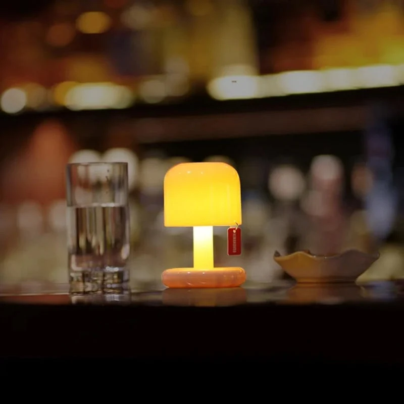 Mini Tischlampe mit USB-Ladestation – Tragbare Tischleuchte für romantisches Ambiente und entspannende Atmosphäre