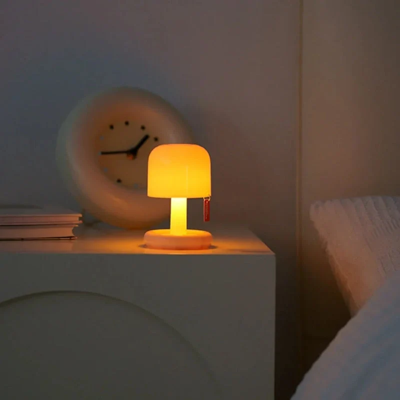 Mini Tischlampe mit USB-Ladestation – Tragbare Tischleuchte für romantisches Ambiente und entspannende Atmosphäre