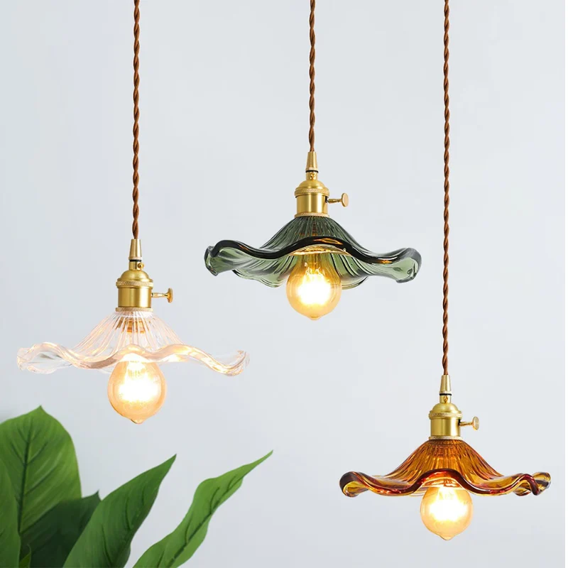 Elegante Pendelleuchte im Hibiskusblüten-Design aus Glas und Messing – Hängelampe für Ess- und Wohnzimmer
