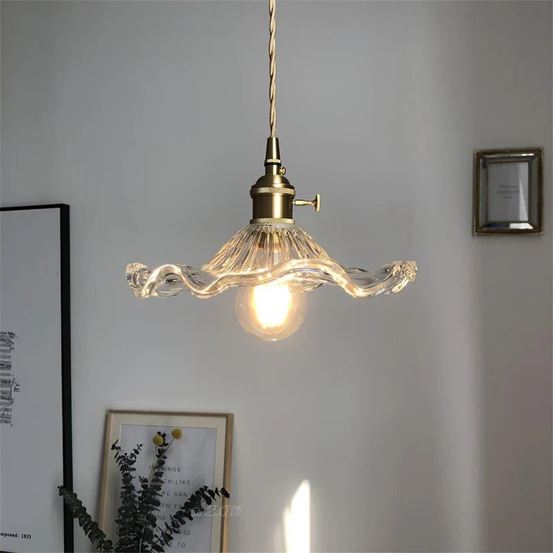 Elegante Pendelleuchte im Hibiskusblüten-Design aus Glas und Messing – Hängelampe für Ess- und Wohnzimmer