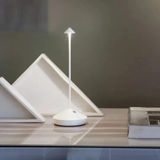 Kabellose LED-Tischleuchte mit Dimmfunktion und wasserabweisendem Design – moderne Tischleuchte für den Innen- und Außenbereich