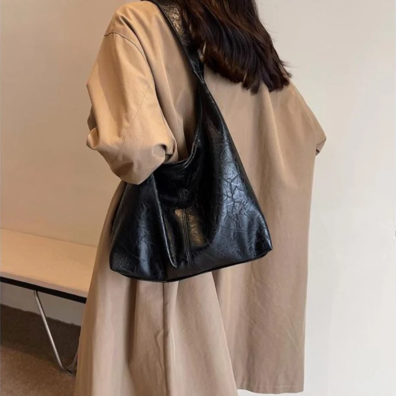 Halbrunde Umhängetasche Damen aus Kunstleder im Vintage-Look – Geräumige Crossbody Bag für Alltag und Ausgehen