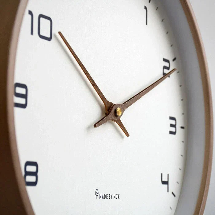 Moderne Holzwanduhr aus Massivholz in Braun und Creme – Große Wanduhren 25x25 cm und 30x30 cm für jedes Zuhause