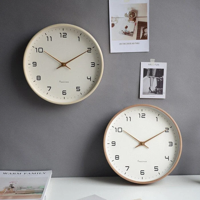 Moderne Holzwanduhr aus Massivholz in Braun und Creme – Große Wanduhren 25x25 cm und 30x30 cm für jedes Zuhause