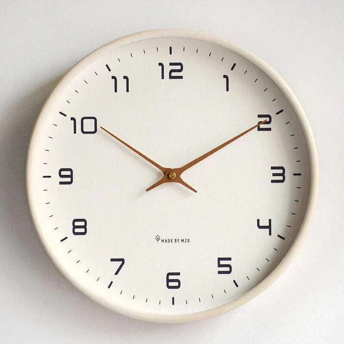 Moderne Holzwanduhr aus Massivholz in Braun und Creme – Große Wanduhren 25x25 cm und 30x30 cm für jedes Zuhause