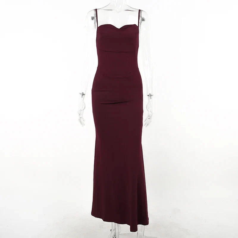 Elegantes tailliertes langes Damenkleid mit dünnen Trägern