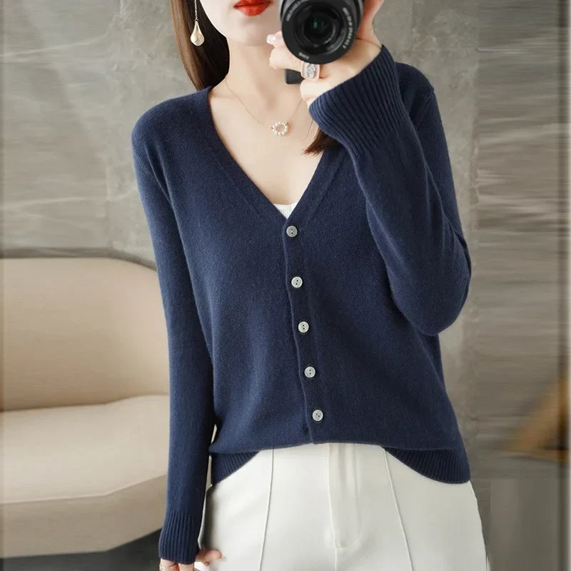 Damen Strickjacke mit V-Ausschnitt und Knopfleiste