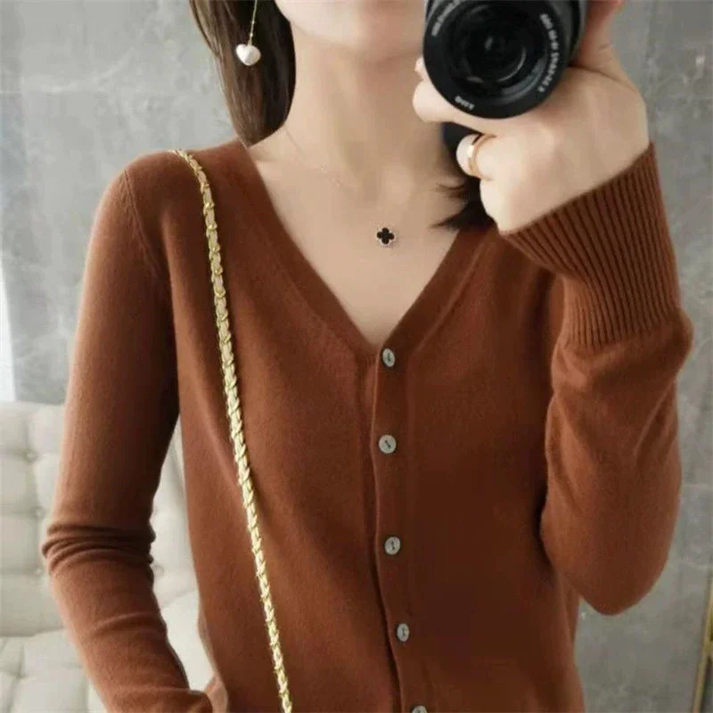 Damen Strickjacke mit V-Ausschnitt und Knopfleiste
