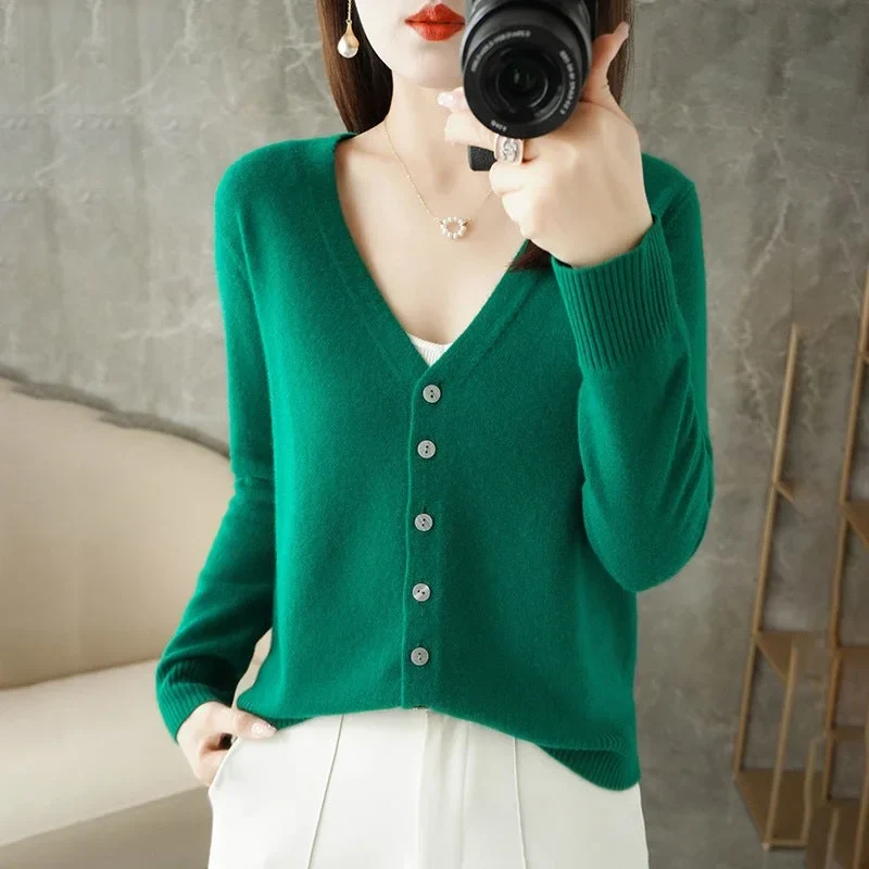 Damen Strickjacke mit V-Ausschnitt und Knopfleiste