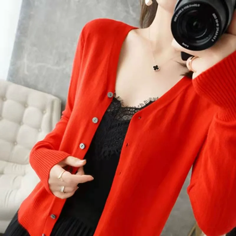 Damen Strickjacke mit V-Ausschnitt und Knopfleiste