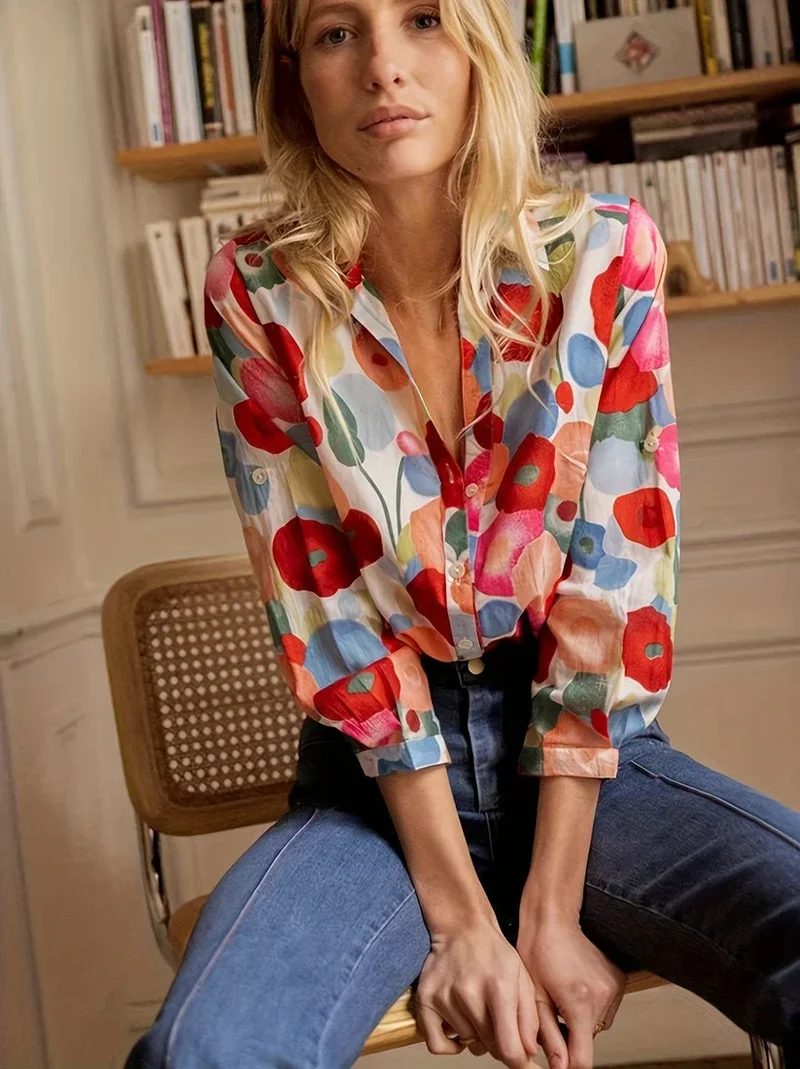 Damenbluse mit buntem Blumenmuster und langen Ärmeln