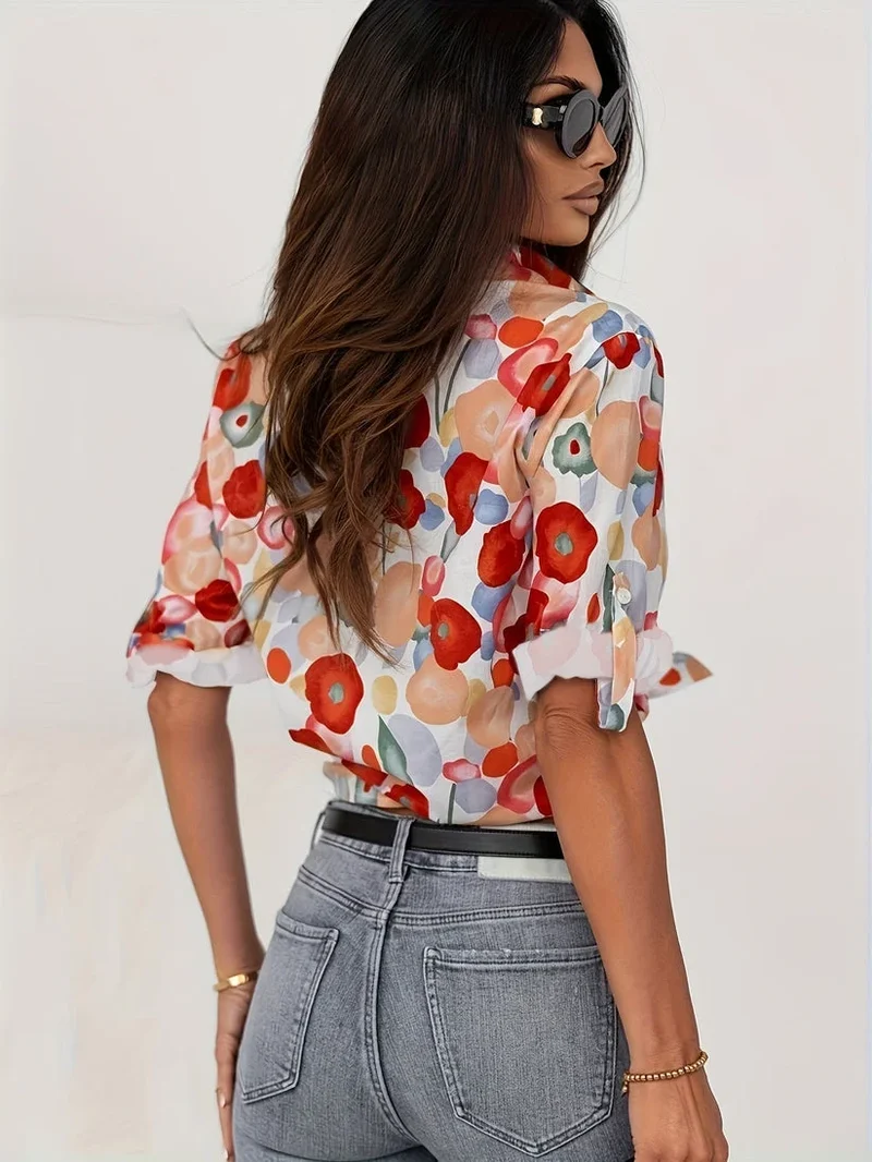 Damenbluse mit buntem Blumenmuster und langen Ärmeln