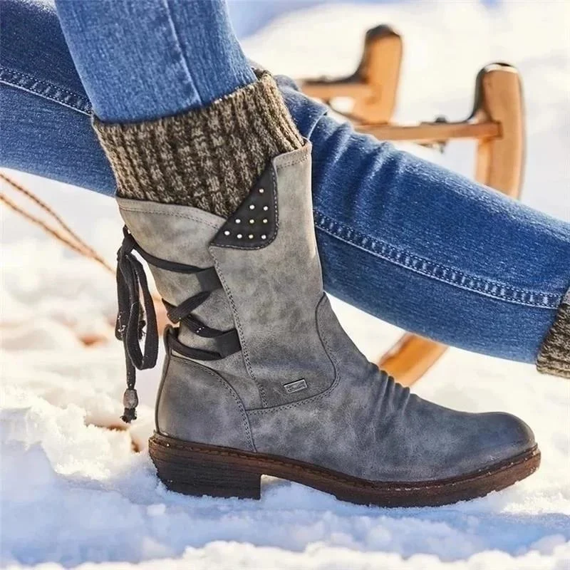 Damenstiefel mit Schnürung und Nietenakzenten