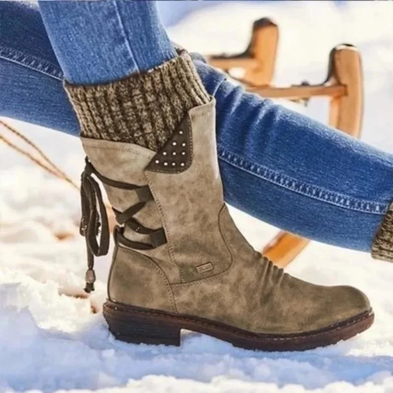 Damenstiefel mit Schnürung und Nietenakzenten