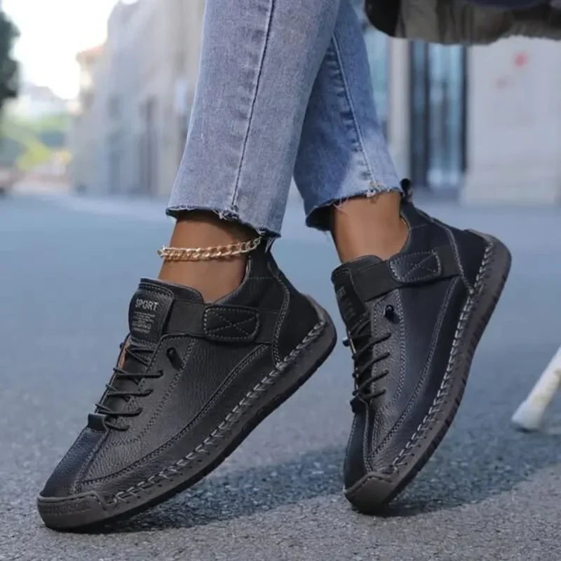 Damensneaker mit elastischer Sohle und Klettverschluss