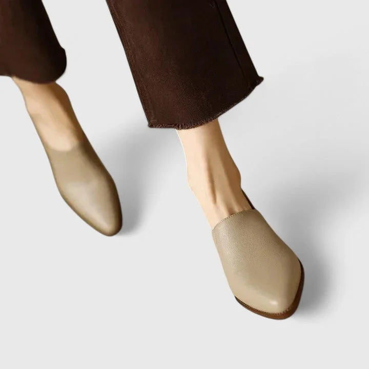 Damen Slipper mit spitzer Kappe und niedrigem Blockabsatz
