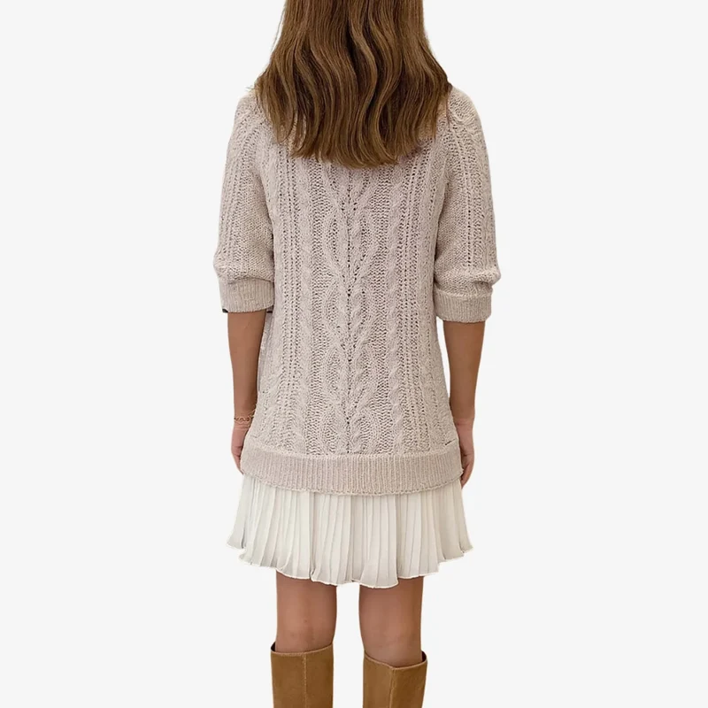 Damenstrickkleid mit Zopfmuster und plissiertem Minirock