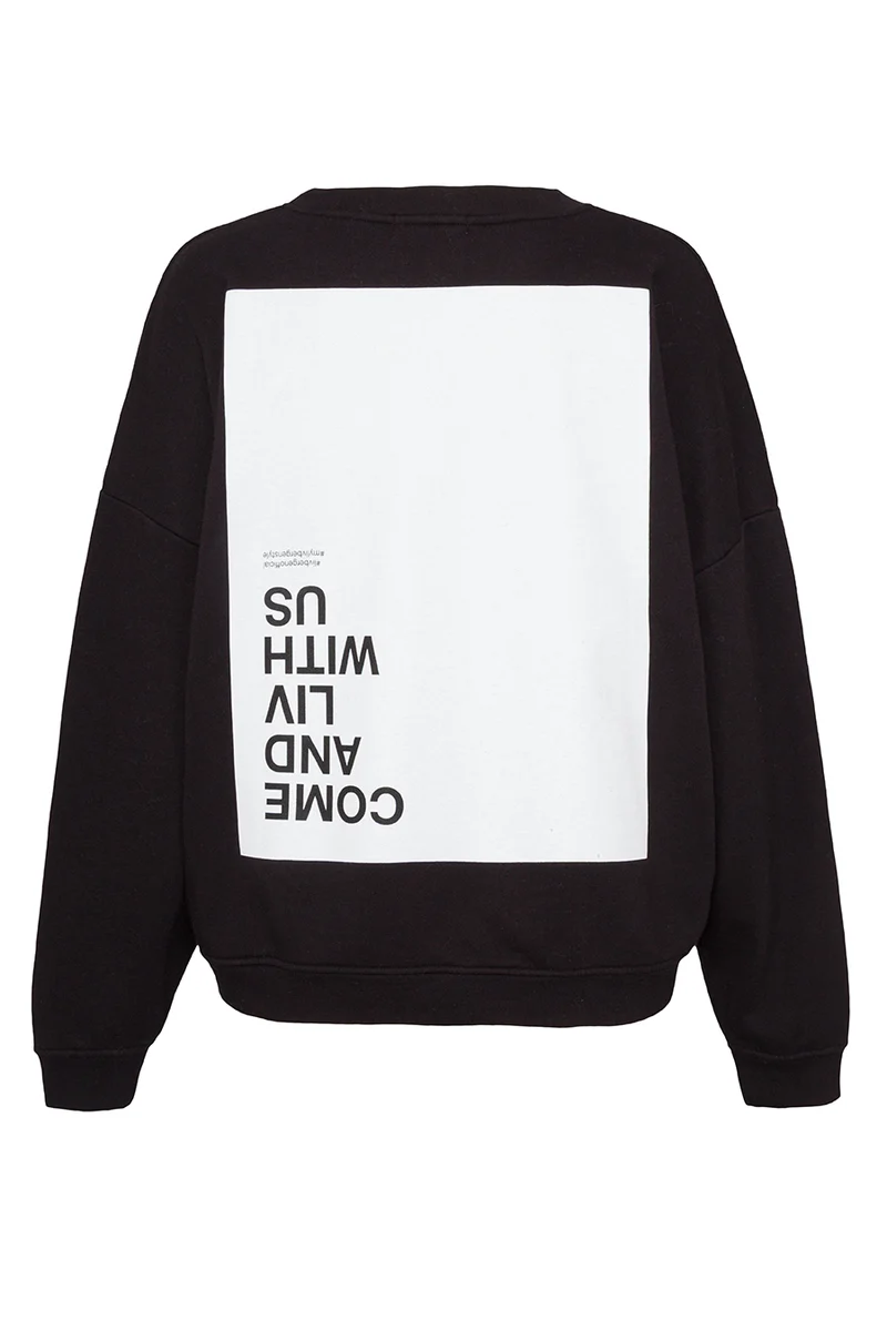 Sweater come in black
