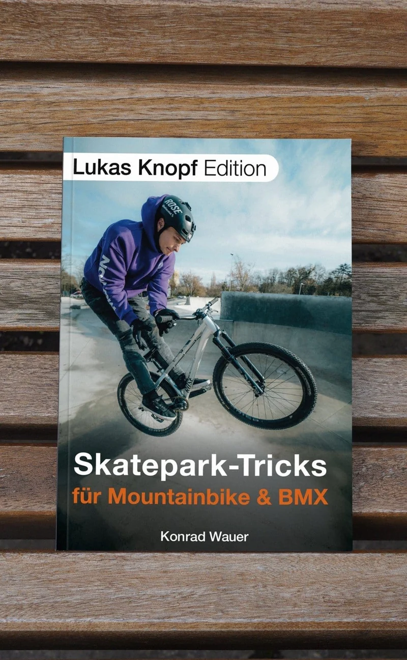 Skatepark Trick-Buch (mit Unterschrift) + Stunt It! Hoodie Bundle