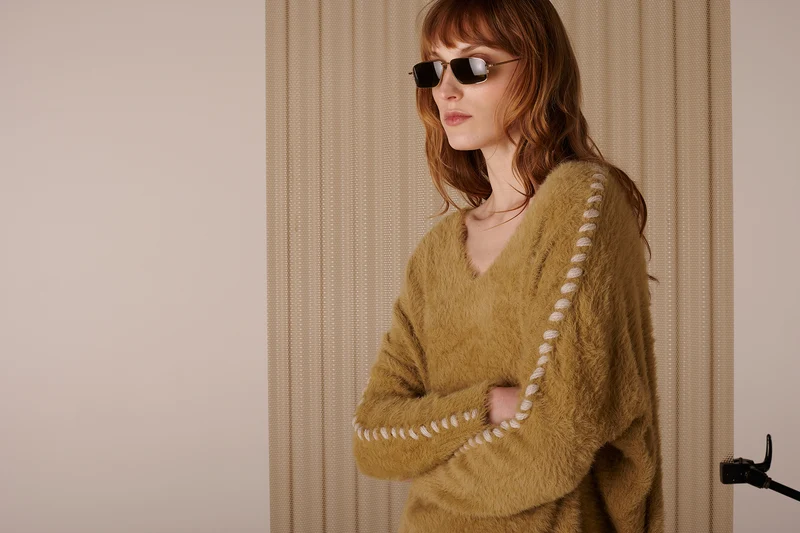Sweater handstitched in bordeaux