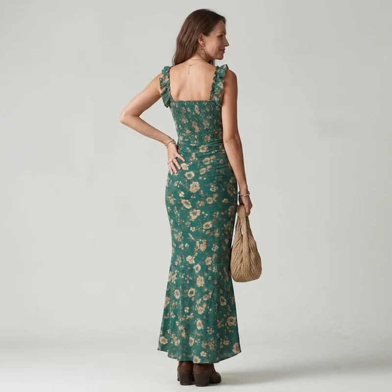 Sommerkleid im engen Schnitt mit Schlitz im Boho-Stil