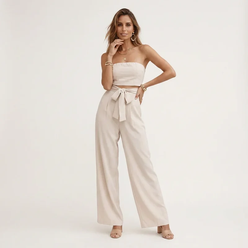 Zwei Teiler für Damen mit Bandeau Top und weiter Sommer Hose