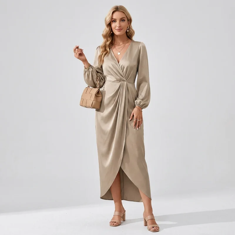 Langarm Wickelkleid mit V-Ausschnitt aus Satin in Midi Länge