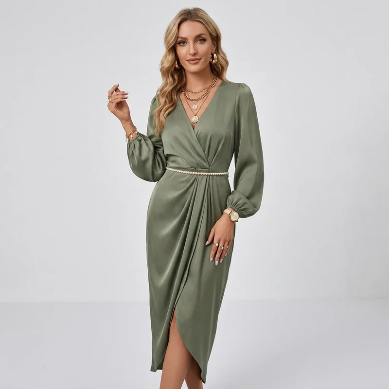 Langarm Wickelkleid mit V-Ausschnitt aus Satin in Midi Länge