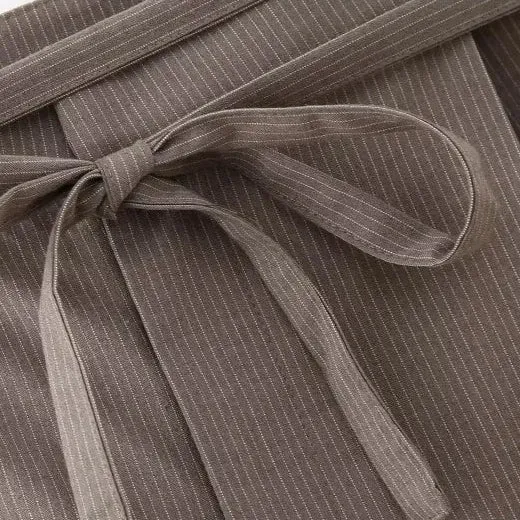 Zweiteiliger Hosenanzug für Damen mit Nadelstreifen kurzer Weste und weiter Hose