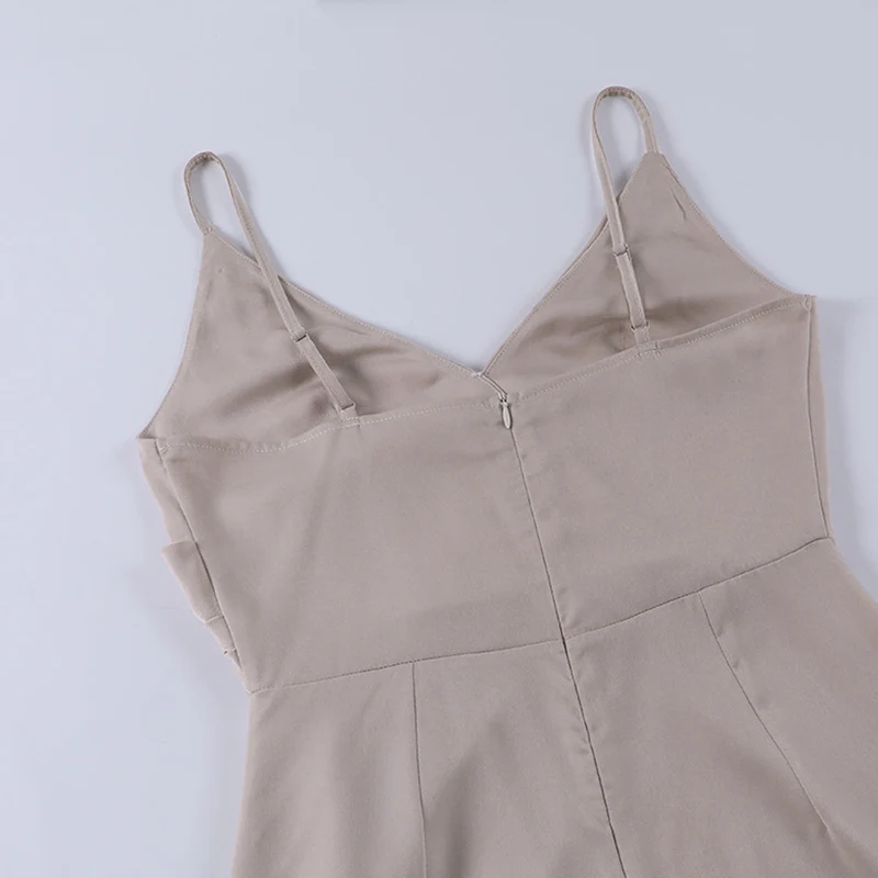 Elegantes Midi Kleid mit Spaghettiträgern und Seitlichem Schlitz im Figurbetonten Design