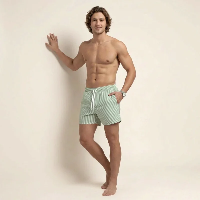 Kurze Herren Badeshorts mit Gummibund im Streifenmuster