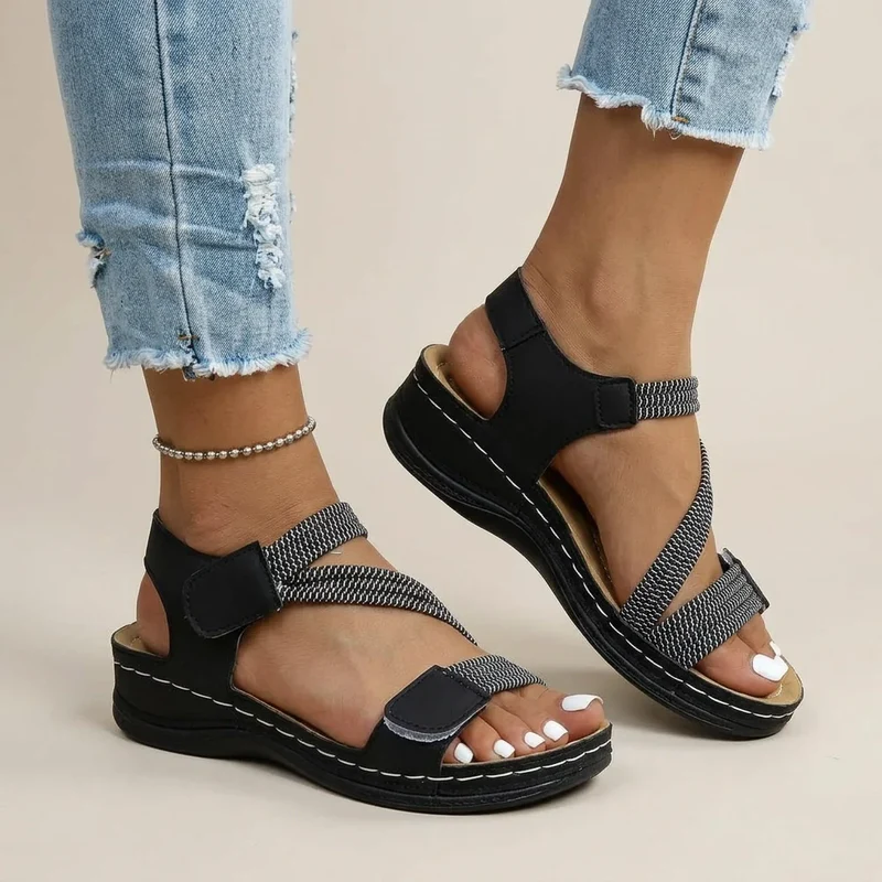 Sandaletten für Damen in flacher Form mit Riemchen und Klettverschluss