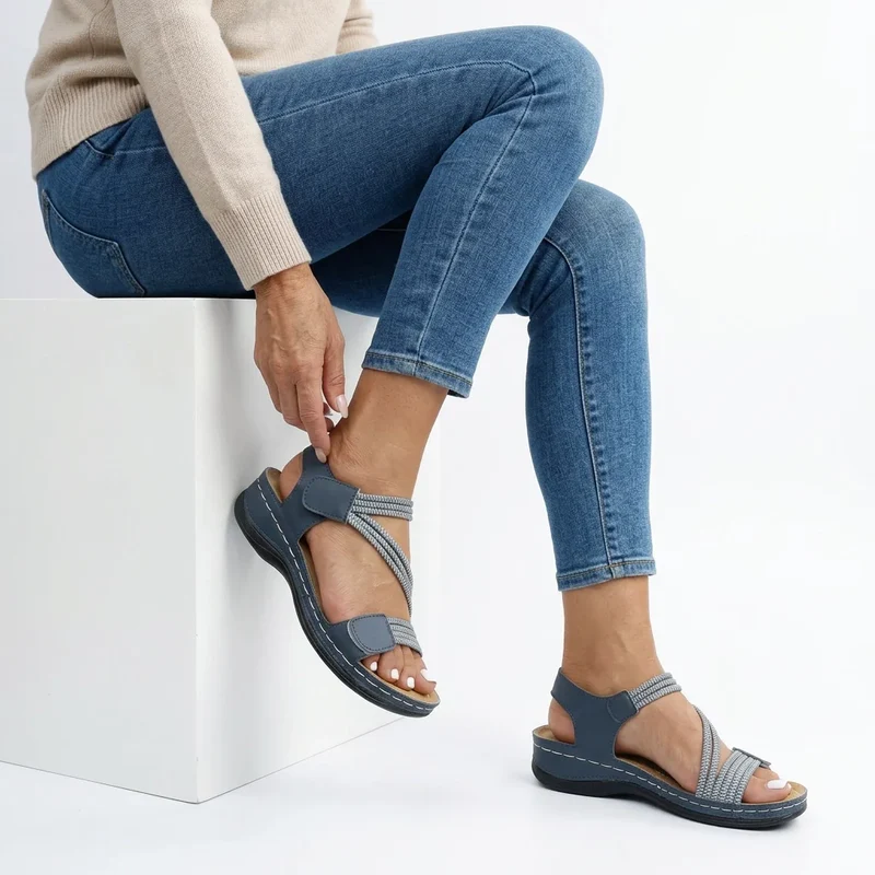 Sandaletten für Damen in flacher Form mit Riemchen und Klettverschluss
