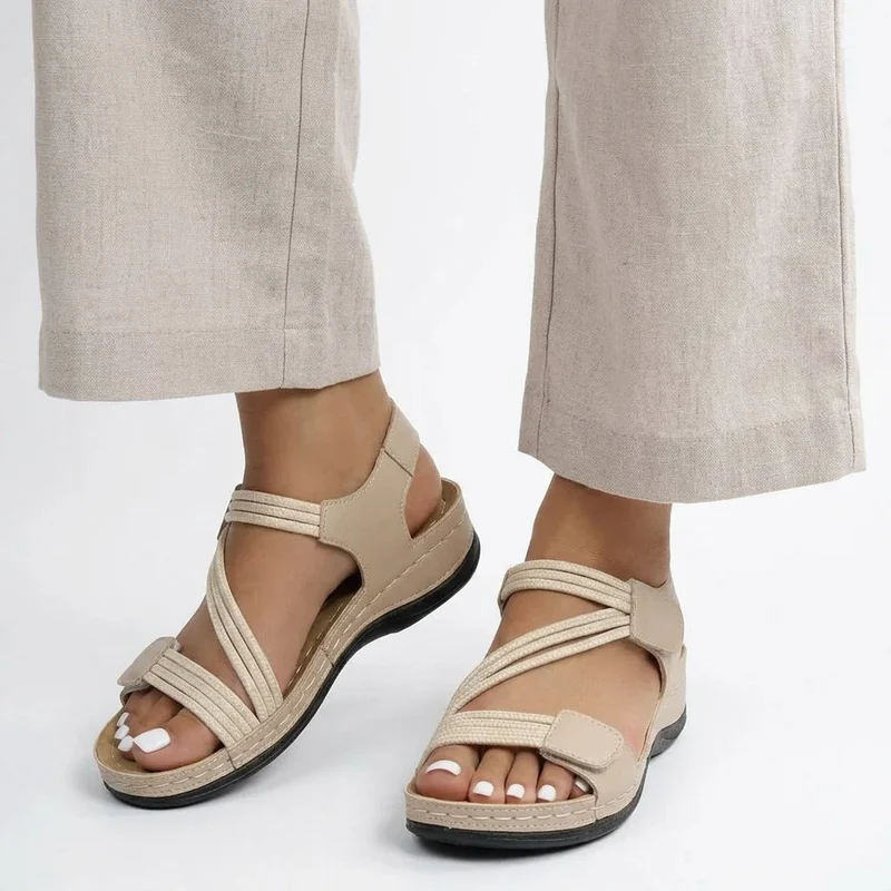 Sandaletten für Damen in flacher Form mit Riemchen und Klettverschluss