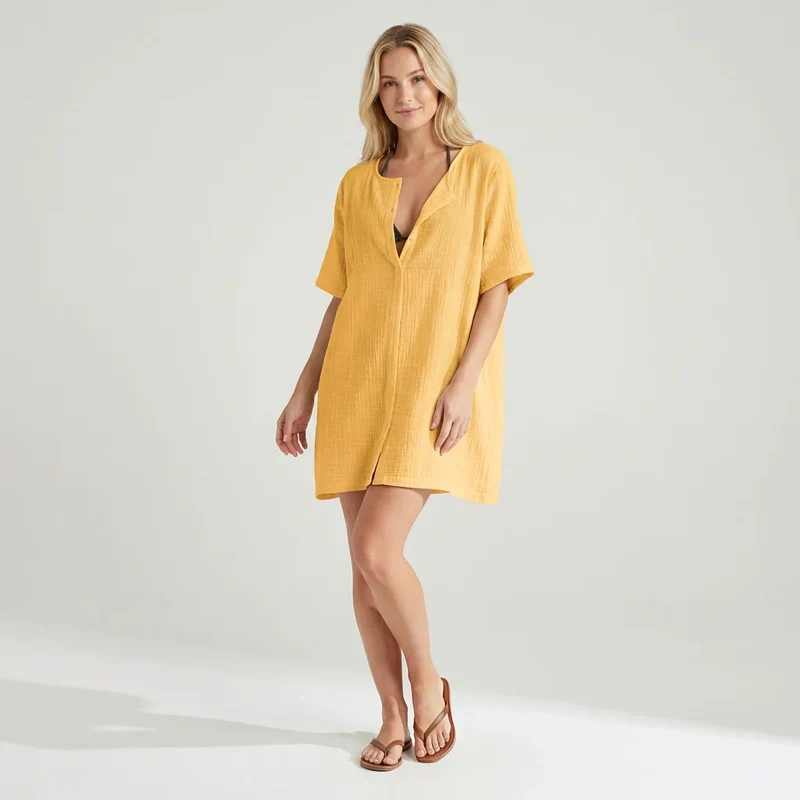 Kurzes Strandkleid mit Kurzarm und Knöpfen