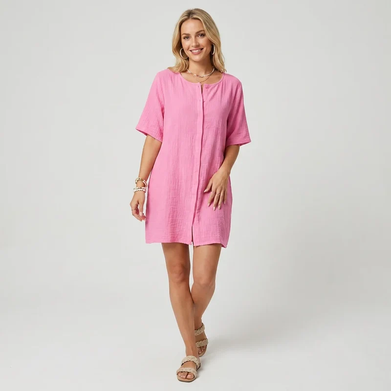 Kurzes Strandkleid mit Kurzarm und Knöpfen