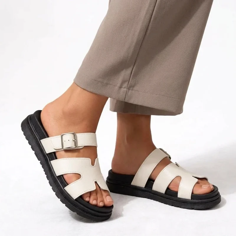 Moderne Pantoletten für Damen mit Plateau und Schnalle