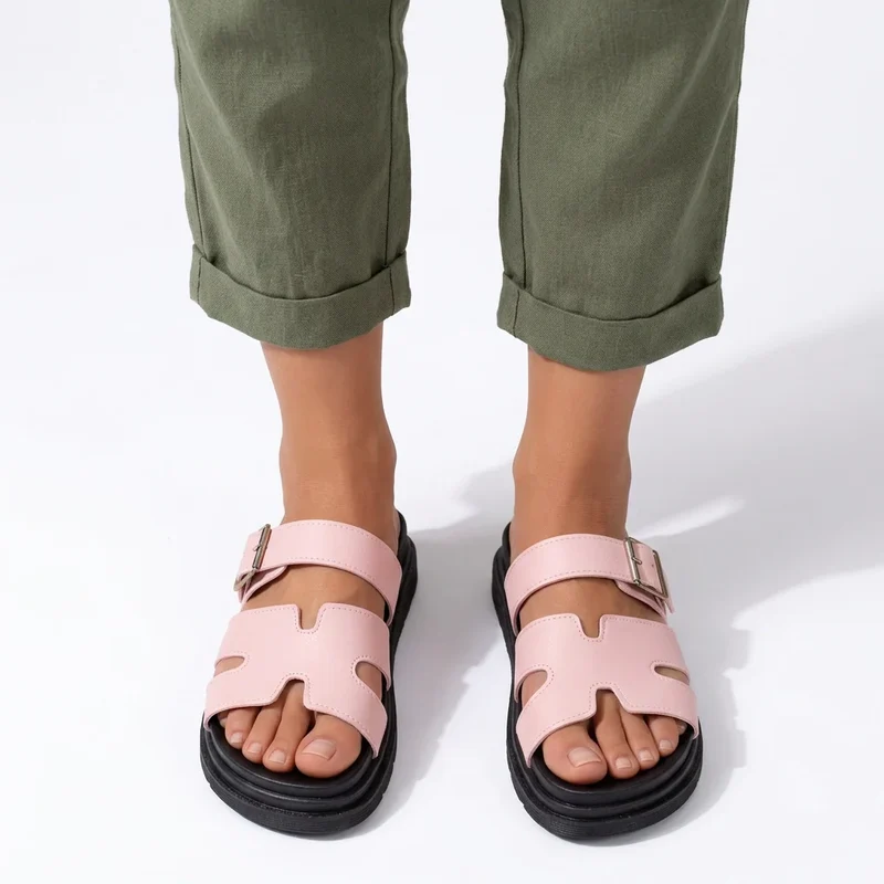 Moderne Pantoletten für Damen mit Plateau und Schnalle