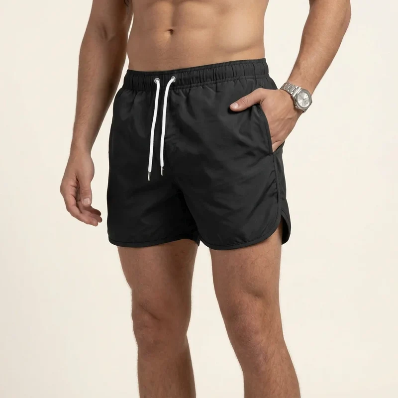Kurze Badeshorts für Herren mit wasserabweisender Funktion im sportlichen Stil