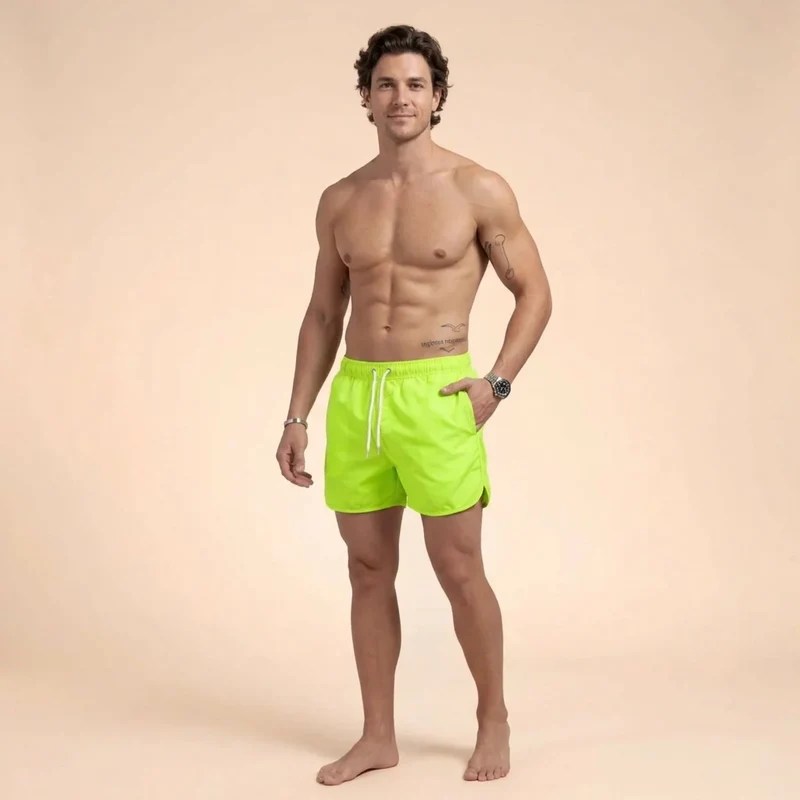 Kurze Badeshorts für Herren mit wasserabweisender Funktion im sportlichen Stil