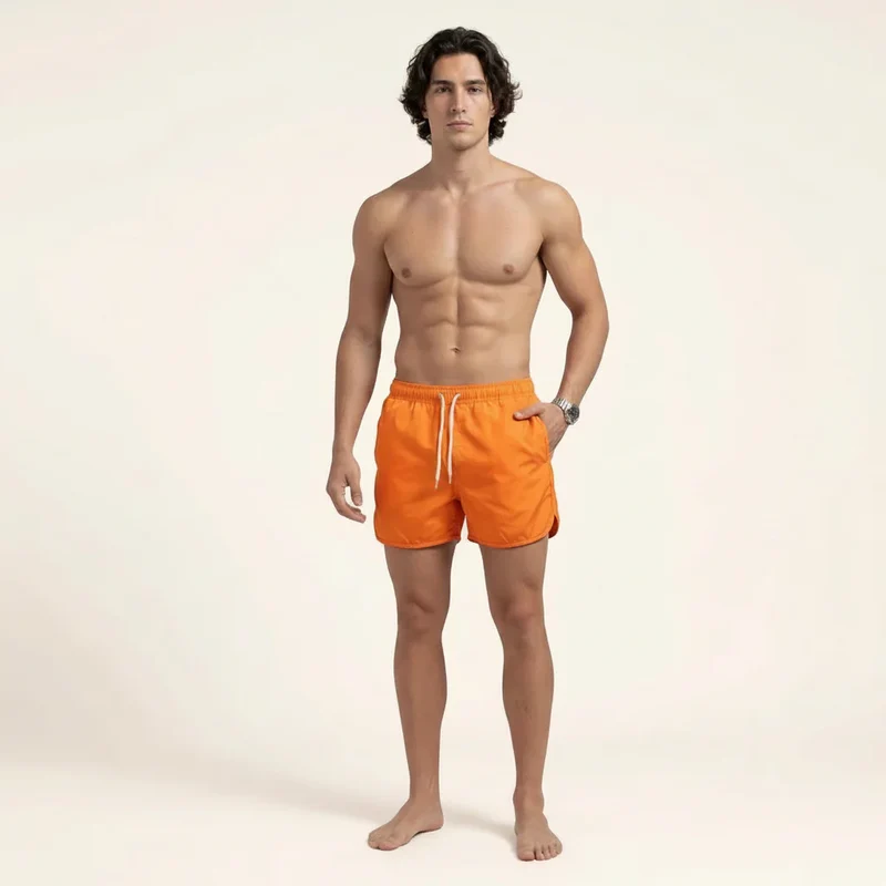 Kurze Badeshorts für Herren mit wasserabweisender Funktion im sportlichen Stil