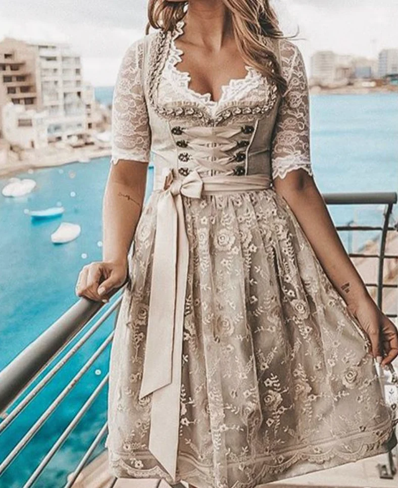 Dirndlkleid für Damen mit Schnürmieder und Spitzenbluse